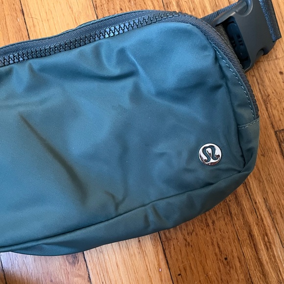Lululemon Everywhere Belt Bag 1L - Picture 2 of 4